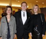 Francis Huster entouré par Marina Foïs et Karin Viard lors de l'inauguration du nouvel espace homme du Bon Marché, le 21 septembre à Paris