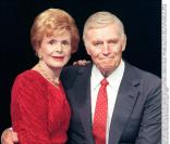 Charlton Heston prend la pose avec son épouse Lydia Clarke (en sept 1999)