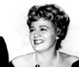 Charlton Heston et Simone Signoret, Oscars 1960 du meilleur acteur et de la meilleure actrice pour Ben Hur et Les Chemins de la haute ville, avec, à droite, Shelley Winters et William Whyler