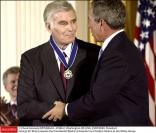 Charlton Heston reçoit des mains de George W. Bush, en 2003, la médaille présidentielle de la liberté
