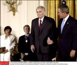 Charlton Heston, atteint depuis 2002 de la maladie d'Alzheimer, reçoit des mains de George W. Bush, en 2003, la médaille présidentielle de la liberté