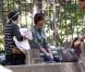 Tom Cruise joue avec sa petite Suri Cruise dans un parc à New York le 7 septembre 2010