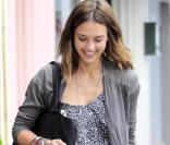 Jessica Alba dans les rues de Beverly Hills avec un look casual mais travaillé. Le must ? Son sac Tod's Doctor Bag  