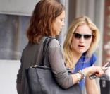 Jessica Alba dans les rues de Beverly Hills avec un look casual mais travaillé. Le must ? Son sac Tod's Doctor Bag  