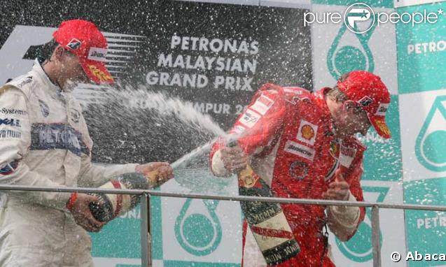 Gaspillage de champagne. Pas de problème : les stars de la F1 ont les moyens !