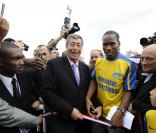 Didier Drogba inaugure un stade à son nom à Levallois-Perret en présence de Patrick Balkany et Rama Yade