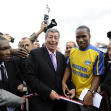 Didier Drogba inaugure un stade à son nom à Levallois-Perret en présence de Patrick Balkany et Rama Yade