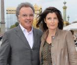 Alain Afflelou et sa compagne lors du défilé Dior à Paris le 1er octobre 2010