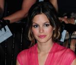 Rachel Bilson lors du défilé Dior à Paris le 1er octobre 2010