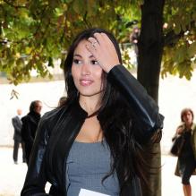 Mme Besson lors du défilé Dior à Paris le 1er octobre 2010