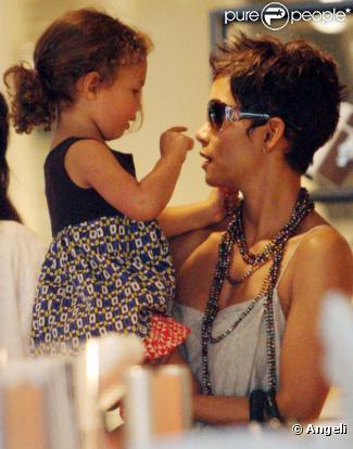 Halle Berry et sa fille Nahla font du sopping  (26 septembre 2010 à Los Angeles)