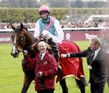 Le jockey gagnant Qatar Prix de l'Arc de Triomphe à l'hippodrome de Longchamp le 3 octobre 2010 : Ryan Moore 