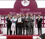 Le vainqueur du Quatar Prix de l'Arc de Triomphe à l'hippodrome de Longchamp le 3 octobre 2010 : le jockey Ryan Moore, le propriétaire du cheval Khalid Abdullah et l'entraîneur Sir Michael Stoute 