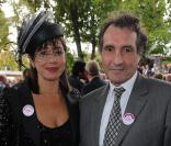 Anne Nivat et Jean-Jacques Bourdin lors du Qatar Prix de l'Arc de Triomphe à l'hippodrome de Longchamp le 3 octobre 2010
