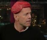 Bruce Willis se moque de Lady Gaga en arborant un chapeau de viande dans le show de David Letterman !