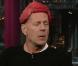 Bruce Willis se moque de Lady Gaga en arborant un chapeau de viande dans le show de David Letterman !