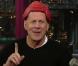 Bruce Willis se moque de Lady Gaga en arborant un chapeau de viande dans le show de David Letterman !