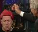 Bruce Willis se moque de Lady Gaga en arborant un chapeau de viande dans le show de David Letterman !