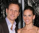 Tony Goldwyn et Hilary Swank à l'occasion de l'avant-première de  Conviction , au Samuel Goldwyn Theatre de Beverly Hills, le 5 octobre 2010.
