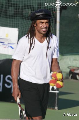 Yannick Noah inaugure raquette à la main le 25e site de son association Fête le mur, à Nice, le 6 octobre 2010