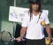 Yannick Noah inaugure raquette à la main le 25e site de son association Fête le mur, à Nice, le 6 octobre 2010