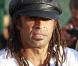 Yannick Noah inaugure raquette à la main le 25e site de son association Fête le mur, à Nice, le 6 octobre 2010