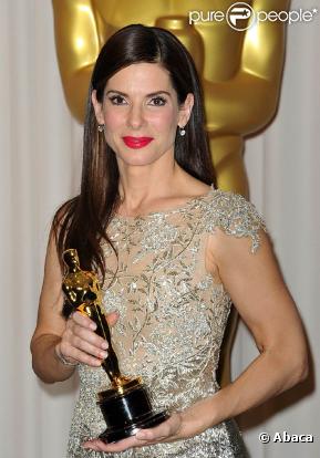 Sandra Bullock, ici lors de la cérémonie des Oscars en mars 2010, sera peut-être bientôt en tournage de  Gravity .