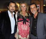 Henri Leconte et sa femme Florentine avec Christophe Barratier lors de la Générale d\'Il était une fois... Joe Dassin, le 7 octobre au Grand Rex à Paris.