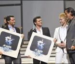 Christophe Barratier a remis deux disques de platine à Julien et Jonathan Dassin lors de la Générale d'Il était une fois... Joe Dassin, le 7 octobre au Grand Rex à Paris.