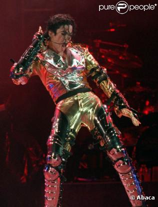 Une centaine d'effets ayant appartenu à Michael Jackson ont rapporté près d'un million de dollars lors d'une vente aux enchères hollywoodienne à Macao, samedi 9 octobre 2010.