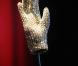 Une centaine d'effets ayant appartenu à Michael Jackson ont rapporté près d'un million de dollars lors d'une vente aux enchères hollywoodienne à Macao, samedi 9 octobre 2010.