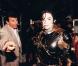 Une centaine d'effets ayant appartenu à Michael Jackson ont rapporté près d'un million de dollars lors d'une vente aux enchères hollywoodienne à Macao, samedi 9 octobre 2010.