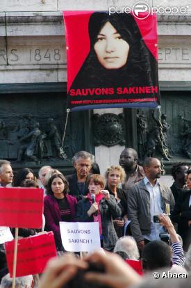 Bernard-Henri Lévy manifeste pour Sakineh Mohammadi-Ashtiani à Paris en septembre 2010 