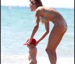 Gisele Bündchen et son fils Benjamin à la plage à Miami, le 10 octobre 2010