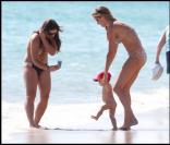 Gisele Bündchen et son fils Benjamin à la plage à Miami, le 10 octobre 2010