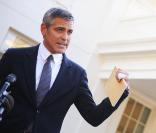 George Clooney quittant la Maison Blanche à Washington après avoir rencontré le président Barack Obama pour discuter de la situation au Soudan, le 12 octobre 2010