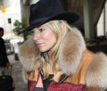 Sienna Miller lors de son arrivée à l'aéroport de Los Angeles le 14/10/10