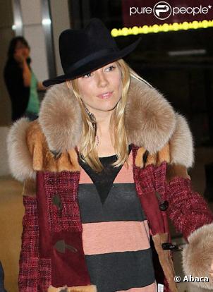 Sienna Miller lors de son arrivée à l'aéroport de Los Angeles le 14/10/10
