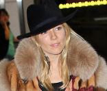 Sienna Miller lors de son arrivée à l\'aéroport de Los Angeles le 14/10/10