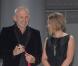 Jean-Paul Gaultier reçoit un prix de la belle Scarlett Johansson lors de la 3e édition du Mango Fashion Awards au MNAC à Barcelone le 20 octobre 2010
