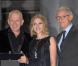 Jean-Paul Gaultier reçoit un prix de la belle Scarlett Johansson lors de la 3e édition du Mango Fashion Awards au MNAC à Barcelone le 20 octobre 2010