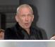 Jean-Paul Gaultier reçoit un prix de la belle Scarlett Johansson lors de la 3e édition du Mango Fashion Awards au MNAC à Barcelone le 20 octobre 2010