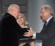 Jean-Paul Gaultier reçoit un prix de la belle Scarlett Johansson lors de la 3e édition du Mango Fashion Awards au MNAC à Barcelone le 20 octobre 2010