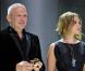 Scarlett Johansson remet un prix à Jean-Paul Gaultier lors de la troisième édition du Fashion Mango Awards à Barcelone le 20 octobre 2010