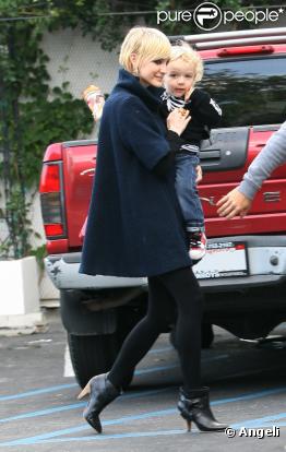 Pete Wentz et Ashlee Simpson, redevenue blonde, vont faire du shopping avec leur fils Bronx Mowgli, sur Melrose Boulevard, à Los Angeles, vendredi 22 octobre.