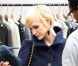Pete Wentz et Ashlee Simpson, redevenue blonde, vont faire du shopping avec leur fils Bronx Mowgli, sur Melrose Boulevard, à Los Angeles, vendredi 22 octobre.
