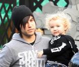 Pete Wentz et Ashlee Simpson, redevenue blonde, vont faire du shopping avec leur fils Bronx Mowgli, sur Melrose Boulevard, à Los Angeles, vendredi 22 octobre.