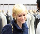 Pete Wentz et Ashlee Simpson, redevenue blonde, vont faire du shopping avec leur fils Bronx Mowgli, sur Melrose Boulevard, à Los Angeles, vendredi 22 octobre.