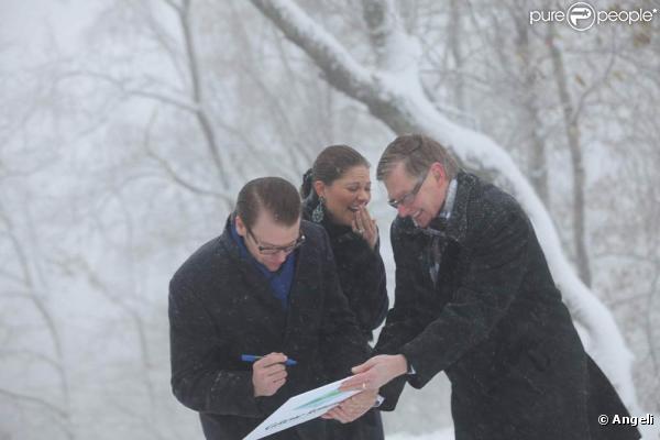 Victoria et Daniel de Suède parachevaient le 23 octobre 2010 leur visite dans la province du Västergötland, se rendant au château de Läckö puis à KinneKulle, où la princesse a signé... pour deux !