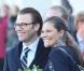 Victoria et Daniel de Suède parachevaient le 23 octobre 2010 leur visite dans la province du Västergötland, se rendant au château de Läckö puis à KinneKulle, où la princesse a signé... pour deux !